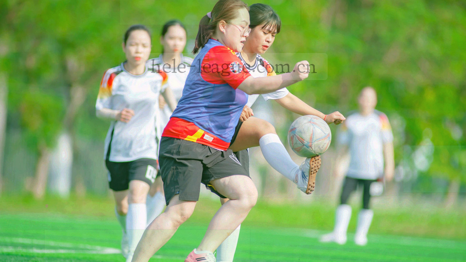 深墨蓝底色上由细边框、轮次刻度线与文档线稿组成的抽象组合